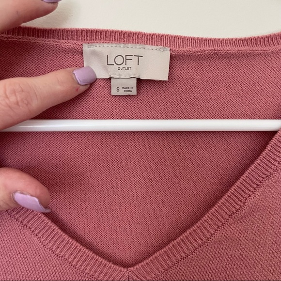 Loft Outlet Pink Long Sleeve V-Neck Light Weight Top. Size Small. - Picture 2 of 7